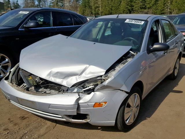 1FAFP34N35W188066 - 2005 FORD FOCUS ZX4 SILVER photo 2