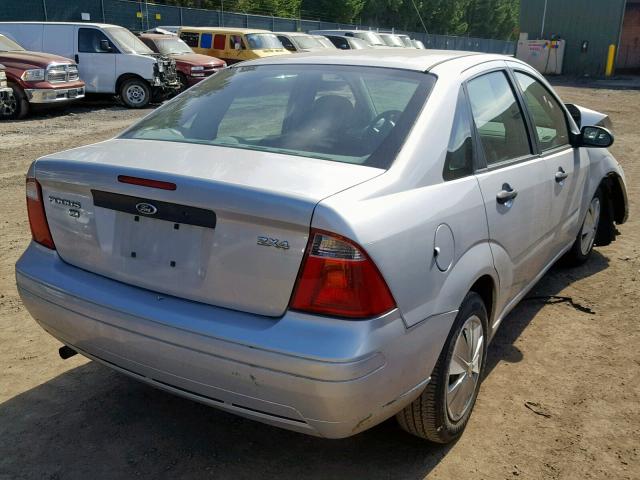 1FAFP34N35W188066 - 2005 FORD FOCUS ZX4 SILVER photo 4