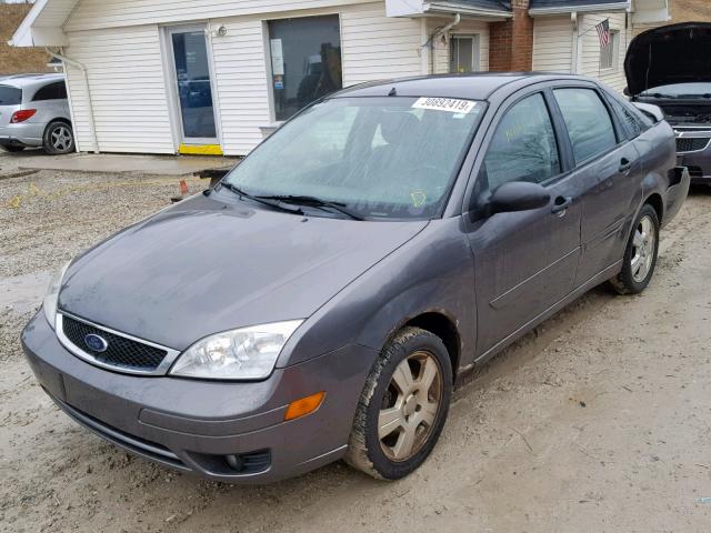 1FAHP34N67W227955 - 2007 FORD FOCUS ZX4 GRAY photo 2