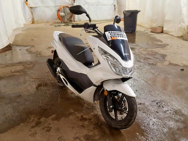 RLHKF1809HY200065 - 2017 HONDA PCX 150 WHITE photo 1