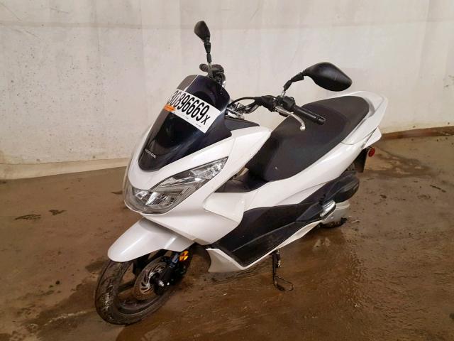 RLHKF1809HY200065 - 2017 HONDA PCX 150 WHITE photo 2