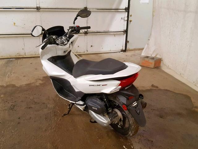 RLHKF1809HY200065 - 2017 HONDA PCX 150 WHITE photo 3