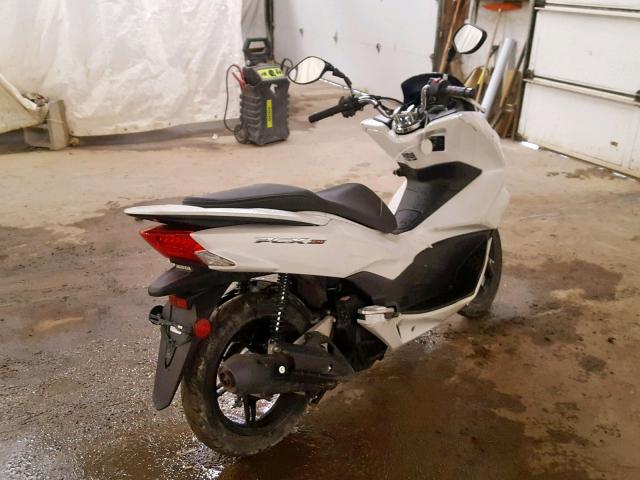 RLHKF1809HY200065 - 2017 HONDA PCX 150 WHITE photo 4