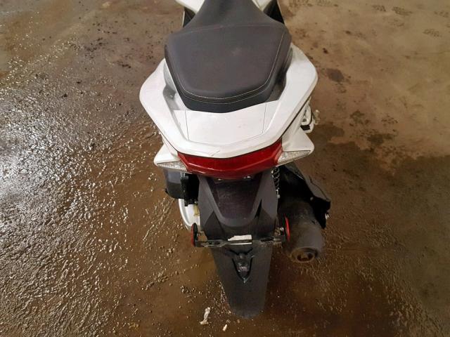 RLHKF1809HY200065 - 2017 HONDA PCX 150 WHITE photo 6