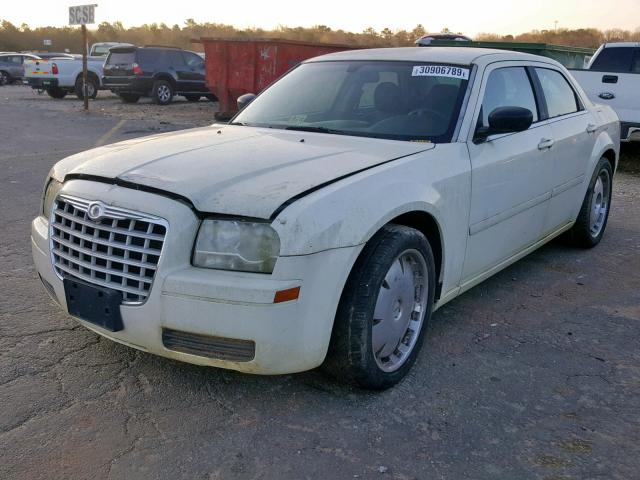 2C3JA43R85H627622 - 2005 CHRYSLER 300 CREAM photo 2