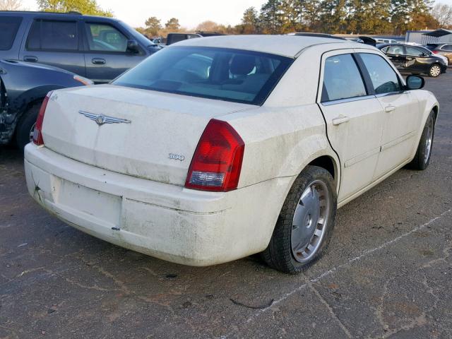 2C3JA43R85H627622 - 2005 CHRYSLER 300 CREAM photo 4