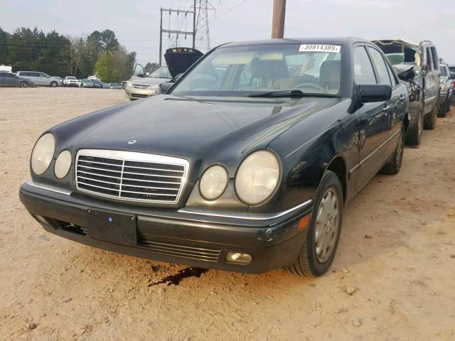 WDBJF65F2WA529325 - 1998 MERCEDES-BENZ E 320 BLACK photo 2