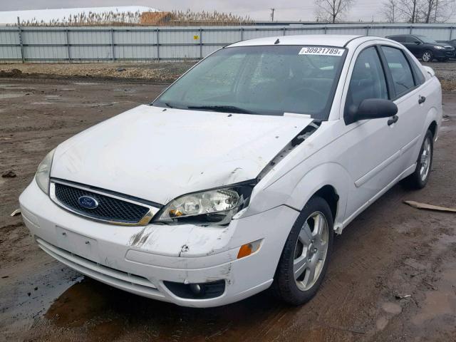 1FAHP34N17W251922 - 2007 FORD FOCUS ZX4 WHITE photo 2