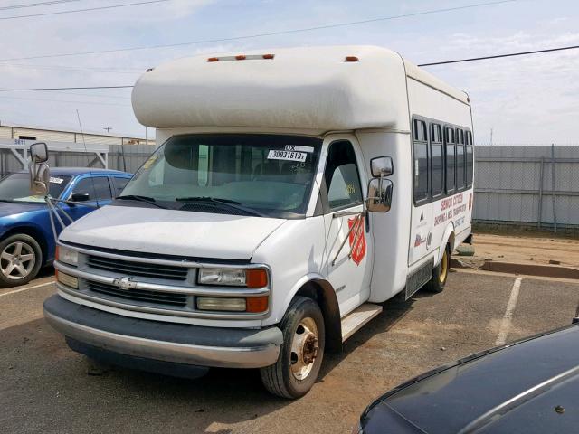 1GBJG31G611175298 - 2001 CHEVROLET EXPRESS CU WHITE photo 2