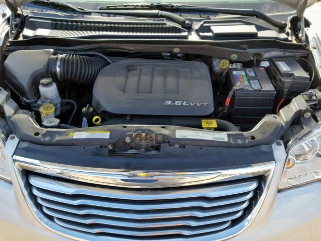 2C4RC1BG4CR330717 - 2012 CHRYSLER TOWN & COU SILVER photo 7