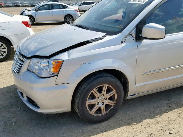 2C4RC1BG4CR330717 - 2012 CHRYSLER TOWN & COU SILVER photo 9