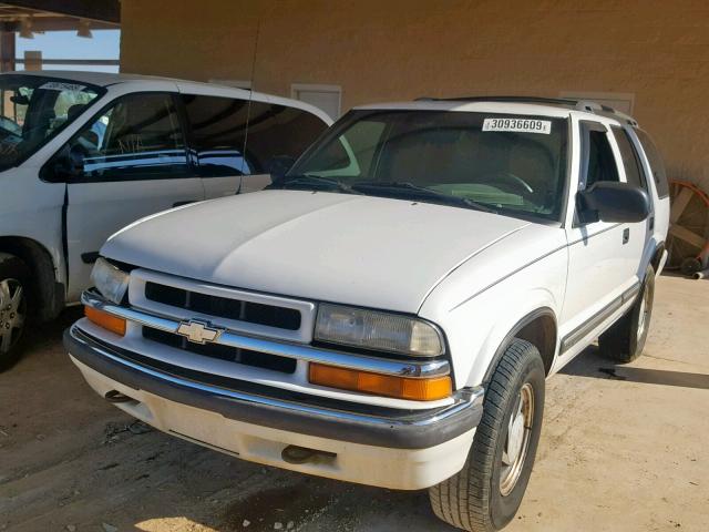 1GNDT13W812176242 - 2001 CHEVROLET BLAZER WHITE photo 2