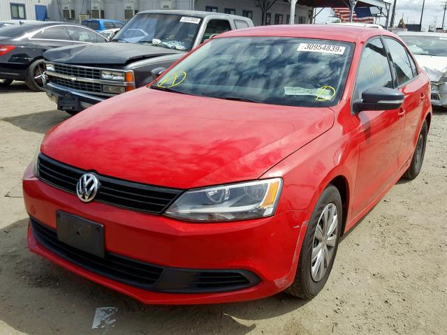 3VW2K7AJ2EM209583 - 2014 VOLKSWAGEN JETTA BASE RED photo 2