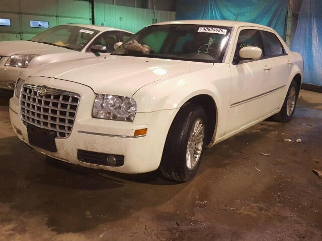 2C3KA53G78H241433 - 2008 CHRYSLER 300 TOURIN CREAM photo 2