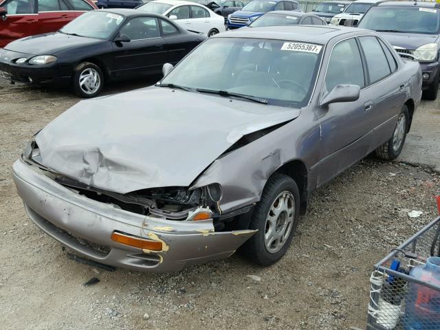 4T1BG12K0TU663117 - 1996 TOYOTA CAMRY DX GRAY photo 2