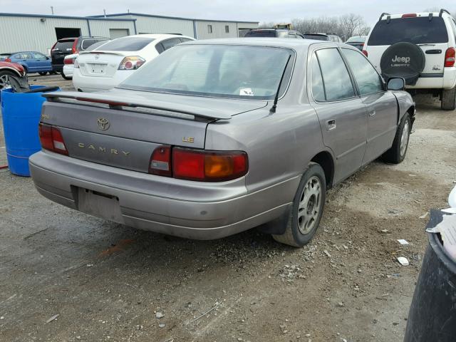 4T1BG12K0TU663117 - 1996 TOYOTA CAMRY DX GRAY photo 4