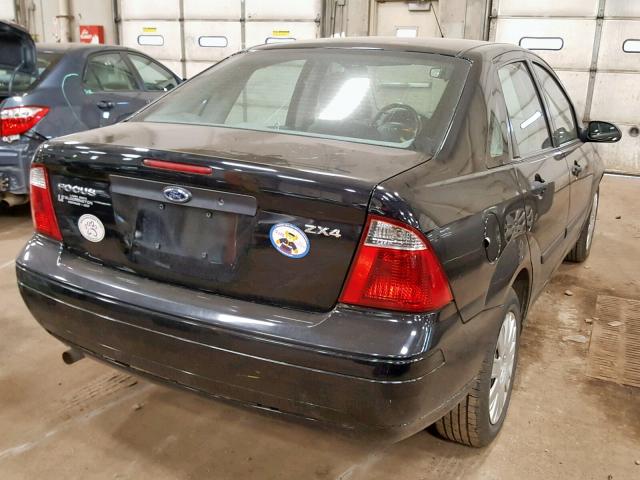 1FAFP34N55W289903 - 2005 FORD FOCUS ZX4 BLACK photo 4