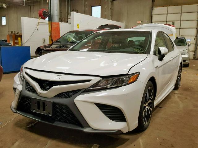 4T1B21HK5JU510199 - 2018 TOYOTA CAMRY HYBR WHITE photo 2