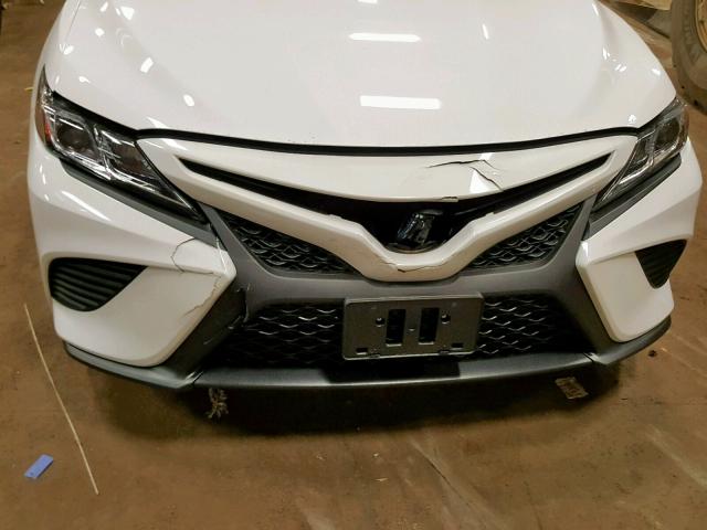 4T1B21HK5JU510199 - 2018 TOYOTA CAMRY HYBR WHITE photo 9