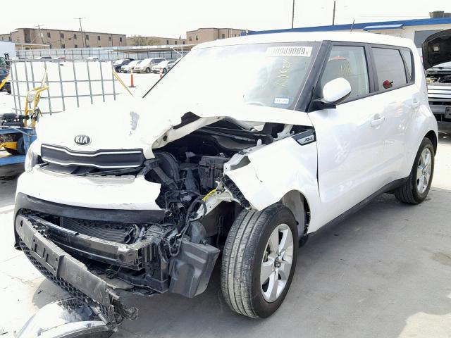 KNDJN2A26J7896282 - 2018 KIA SOUL WHITE photo 2