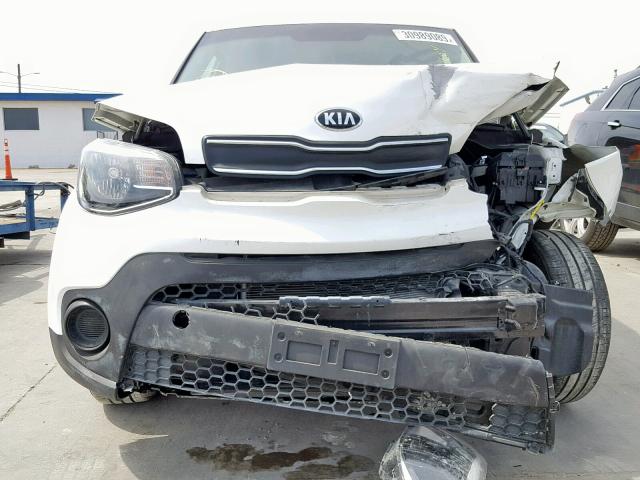 KNDJN2A26J7896282 - 2018 KIA SOUL WHITE photo 9