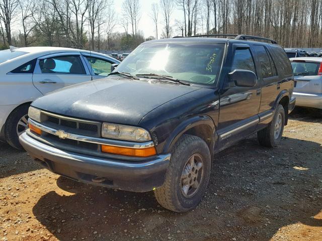 1GNDT13W5YK158629 - 2000 CHEVROLET BLAZER BLACK photo 2