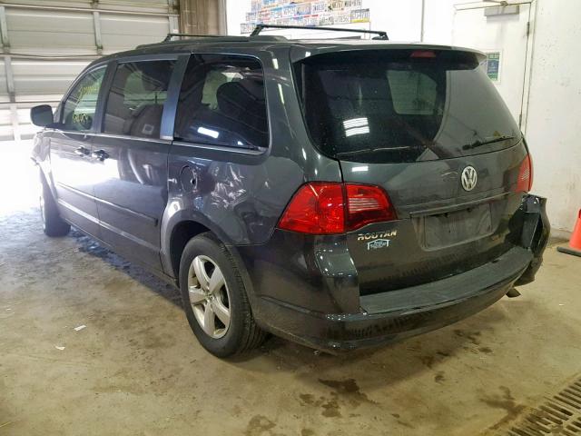 2V4RW3DG0BR669947 - 2011 VOLKSWAGEN ROUTAN SE GRAY photo 3