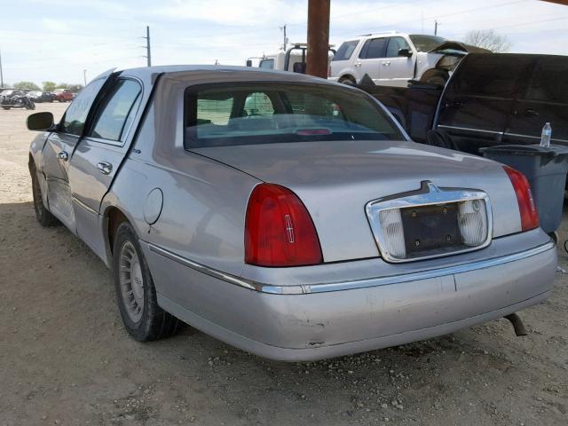 1LNFM81W0WY705516 - 1998 LINCOLN TOWN CAR E GRAY photo 3