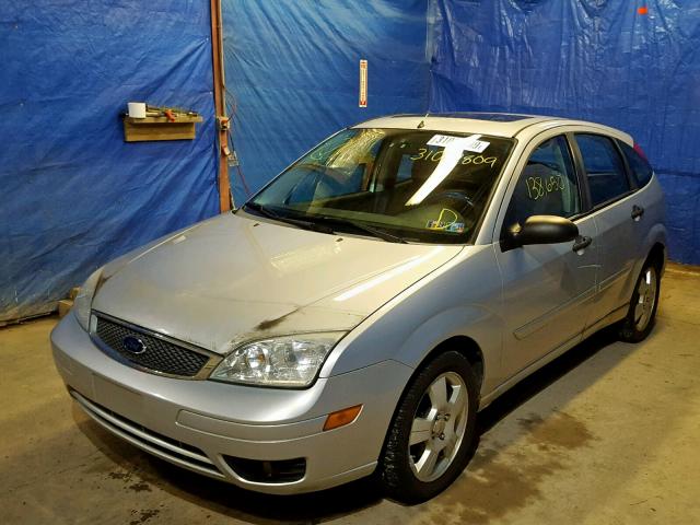 1FAHP37NX7W136893 - 2007 FORD FOCUS ZX5 SILVER photo 2