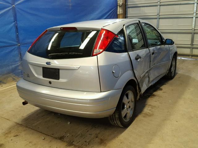 1FAHP37NX7W136893 - 2007 FORD FOCUS ZX5 SILVER photo 4