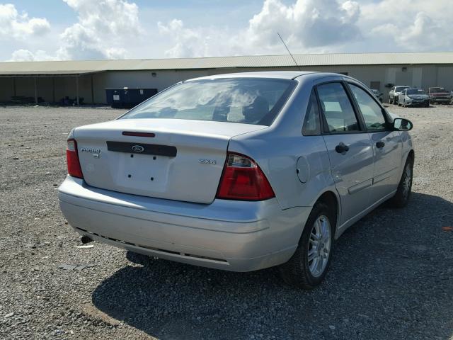 1FAFP34N76W146839 - 2006 FORD FOCUS ZX4 SILVER photo 4