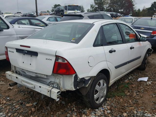 1FAFP34N45W234052 - 2005 FORD FOCUS ZX4 WHITE photo 4