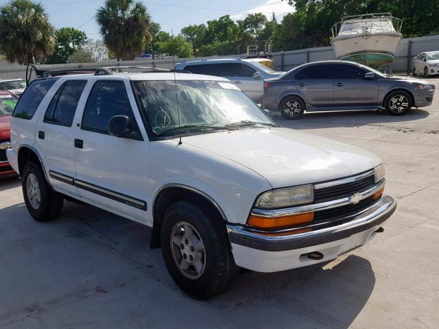 1GNDT13W8W2245602 - 1998 CHEVROLET BLAZER WHITE photo 1