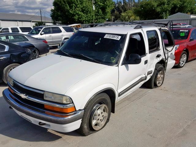 1GNDT13W8W2245602 - 1998 CHEVROLET BLAZER WHITE photo 2