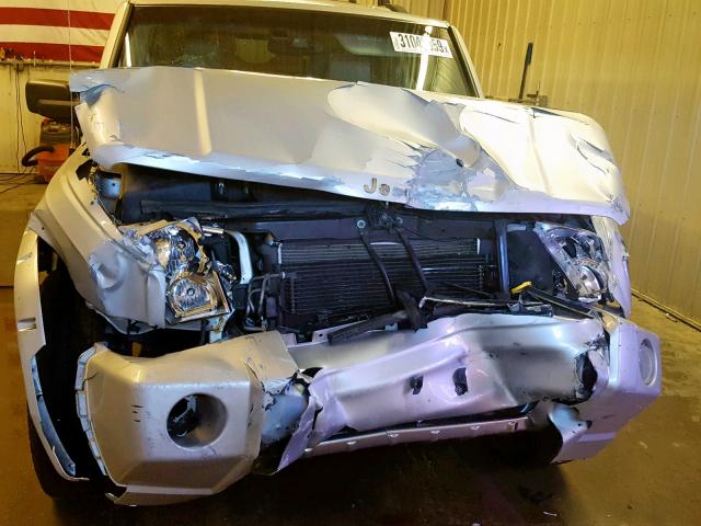 1J8HG58256C285733 - 2006 JEEP COMMANDER SILVER photo 9