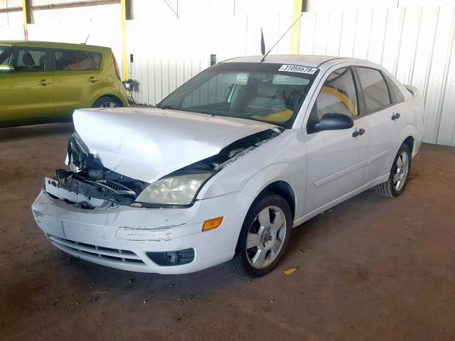 1FAHP34N57W179557 - 2007 FORD FOCUS ZX4 WHITE photo 2