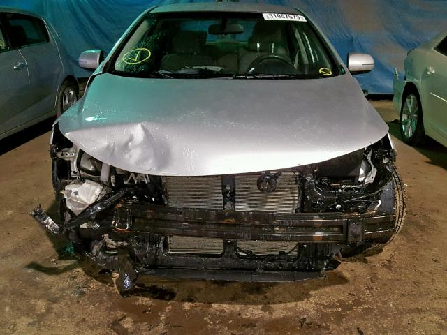 KNAFU4A2XC5470935 - 2012 KIA FORTE EX SILVER photo 9