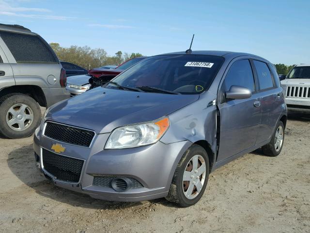 KL1TD66E19B645093 - 2009 CHEVROLET AVEO LS GRAY photo 2