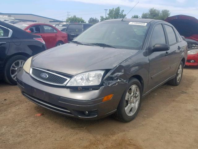 1FAFP34N36W132890 - 2006 FORD FOCUS ZX4 GRAY photo 2