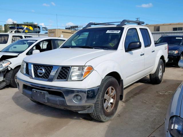 1N6AD07U68C402680 - 2008 NISSAN FRONTIER C WHITE photo 2