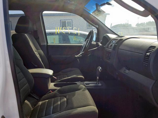 1N6AD07U68C402680 - 2008 NISSAN FRONTIER C WHITE photo 5