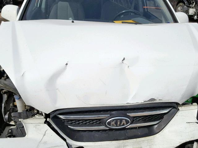 KNAFG526387156098 - 2008 KIA RONDO LX WHITE photo 7