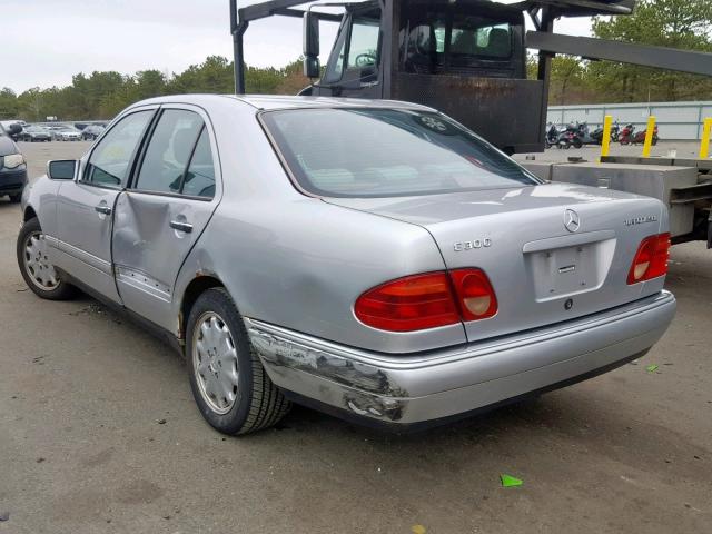 WDBJF25F9WA481007 - 1998 MERCEDES-BENZ E 300TD SILVER photo 3