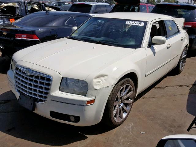 2C3JA53G25H691644 - 2005 CHRYSLER 300 TOURIN WHITE photo 2