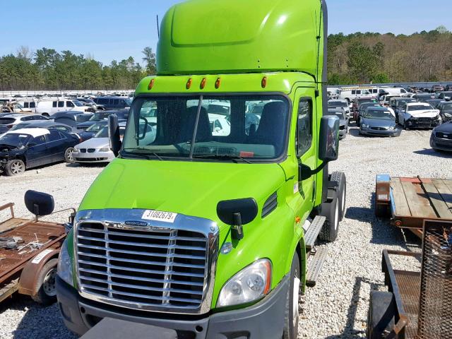 1FUJGBDV3FLGE8996 - 2015 FREIGHTLINER CASCADIA 1 GREEN photo 2