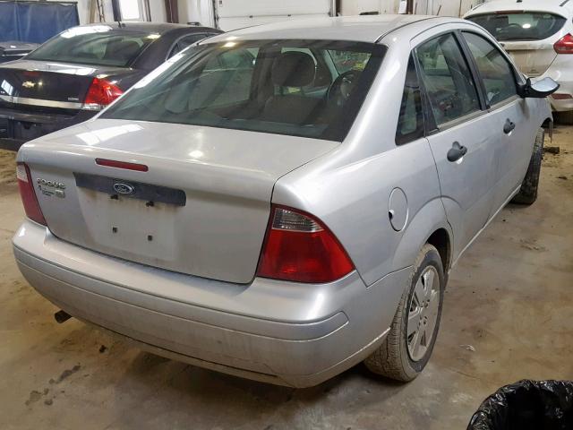 1FAFP34N77W126768 - 2007 FORD FOCUS ZX4 SILVER photo 4