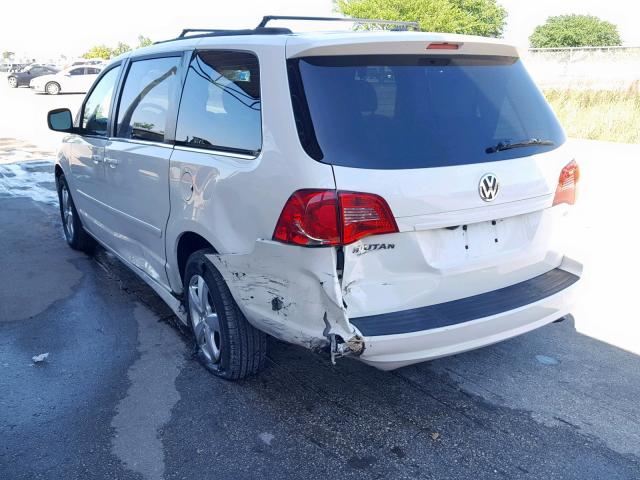 2V4RW3DG9BR623288 - 2011 VOLKSWAGEN ROUTAN SE WHITE photo 3