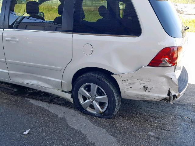 2V4RW3DG9BR623288 - 2011 VOLKSWAGEN ROUTAN SE WHITE photo 9