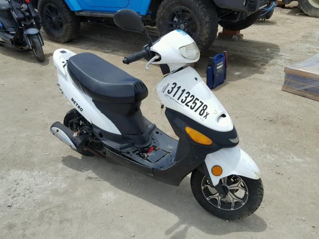 L2BB9NCA9GBA16063 - 2017 OTHER MOPED TWO TONE photo 4