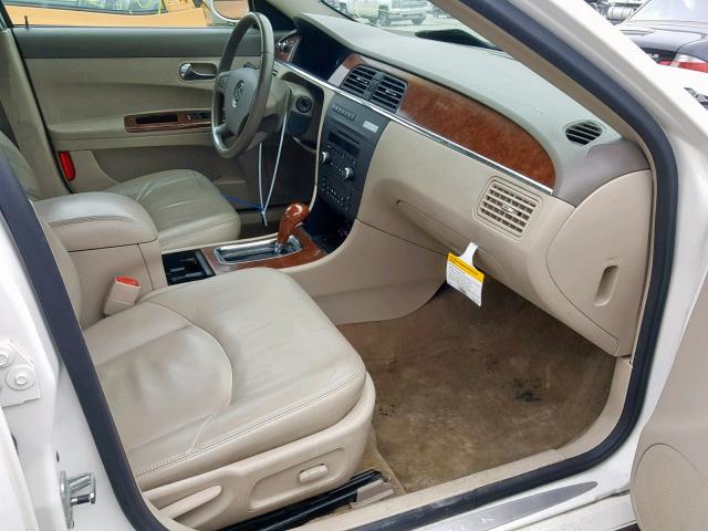 2G4WD562251305057 - 2005 BUICK LACROSSE C WHITE photo 5